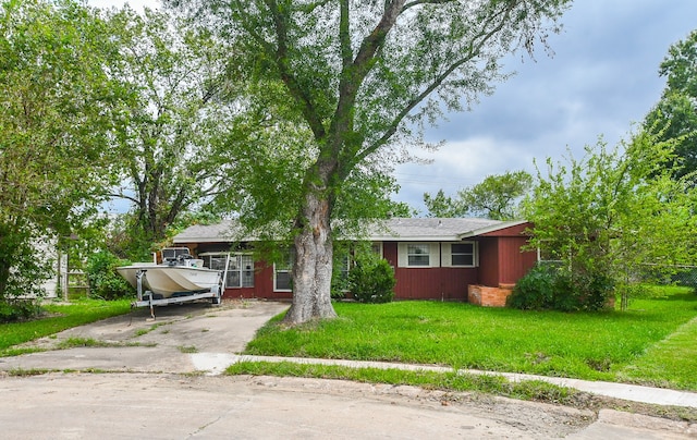 ranch-style house featuring a front yard