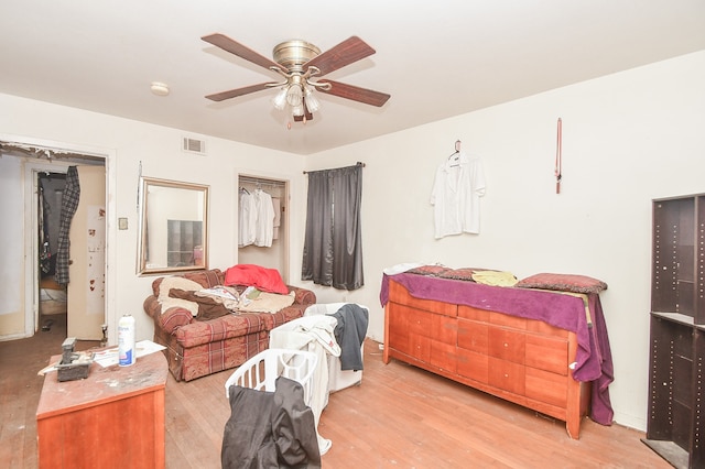 bedroom with light wood-type flooring, a closet, and ceiling fan