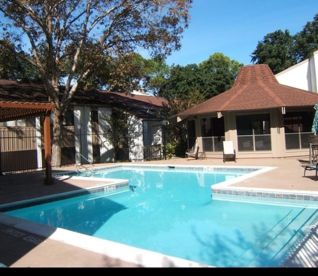 view of swimming pool