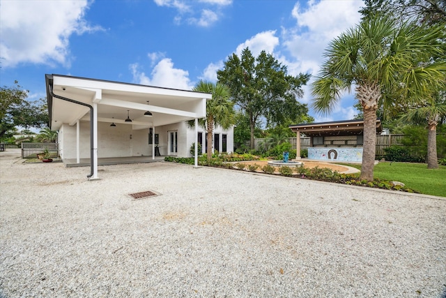 view of front of property featuring ceiling fan, a patio, and a front yard