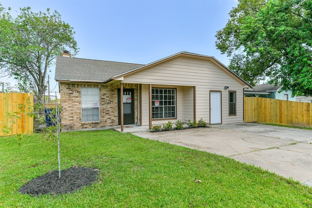 single story home with a front yard