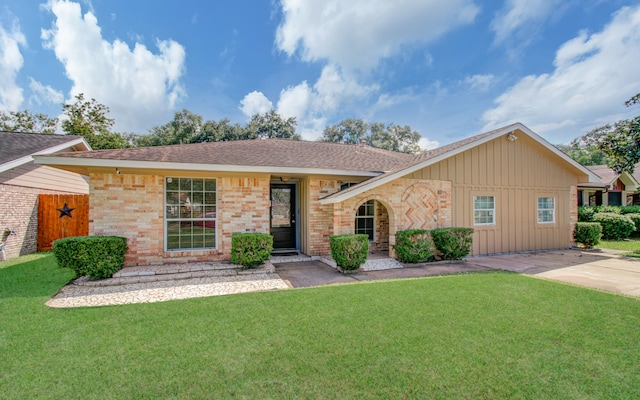 ranch-style house featuring a front yard