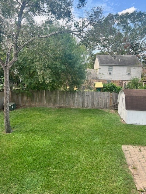 view of yard featuring a storage unit