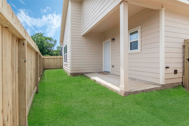 view of yard featuring a patio area