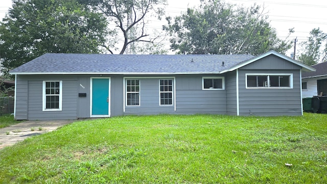 ranch-style home featuring a front lawn