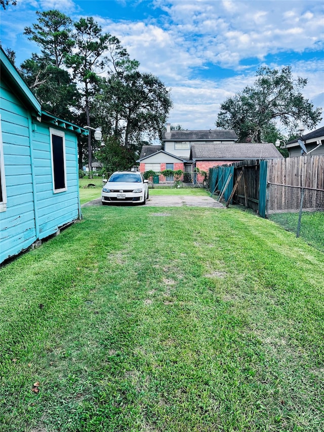 view of yard featuring a storage shed