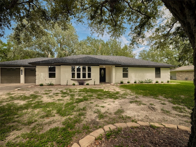 view of front facade featuring a garage and a front lawn