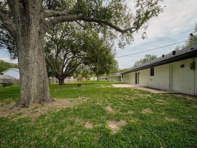 view of yard featuring a patio area