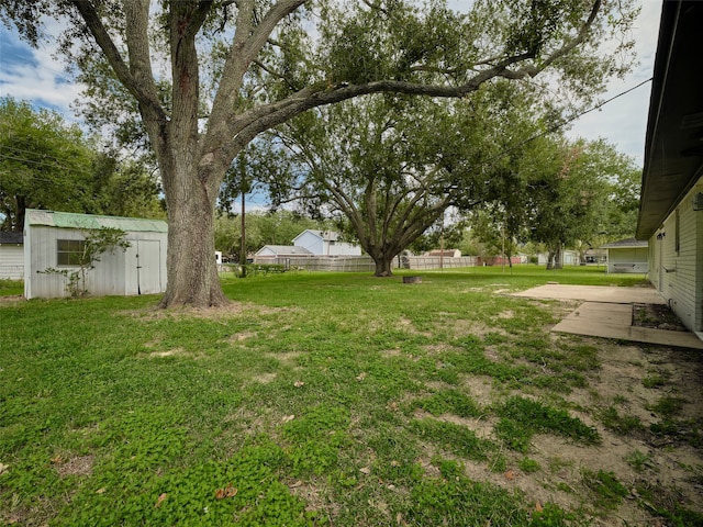 view of yard featuring an outbuilding