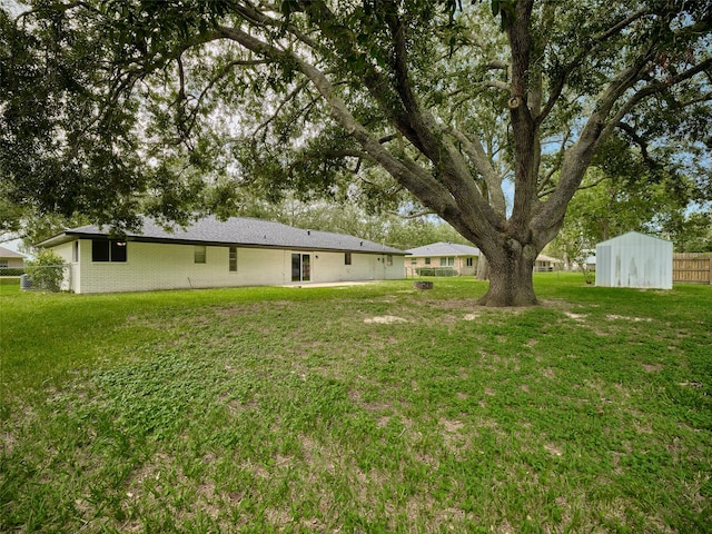 view of yard featuring a storage shed