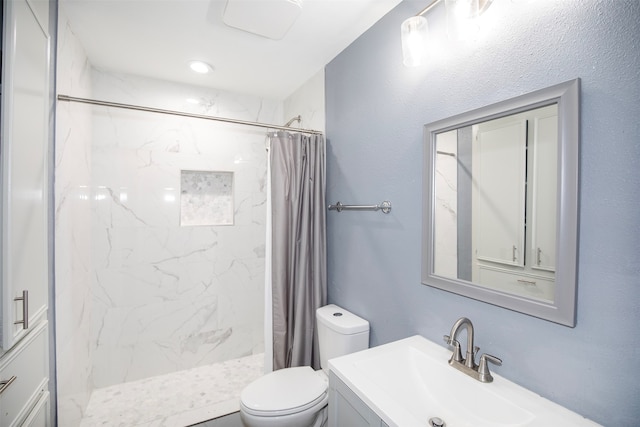 bathroom featuring a shower with shower curtain, vanity, and toilet