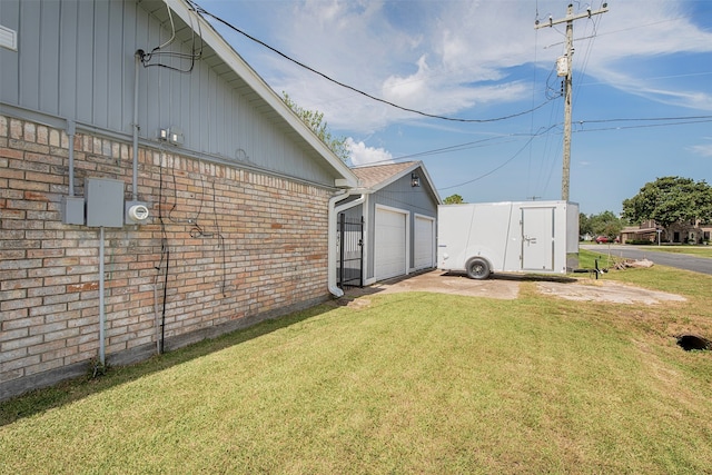 view of yard featuring an outbuilding and a garage