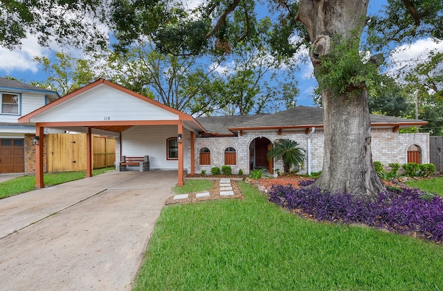 view of front facade featuring a front lawn and a carport