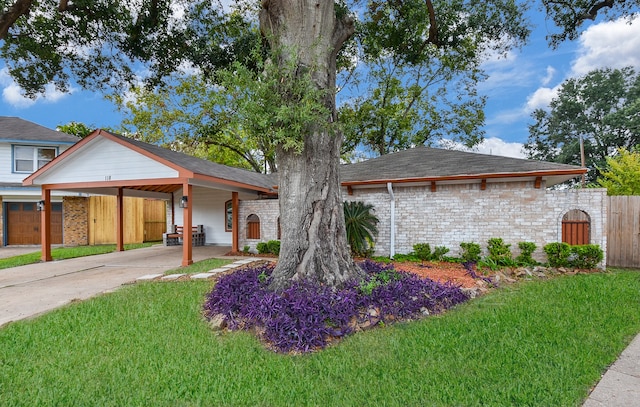 ranch-style home featuring a front lawn and a carport