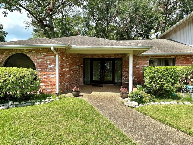 entrance to property featuring a yard