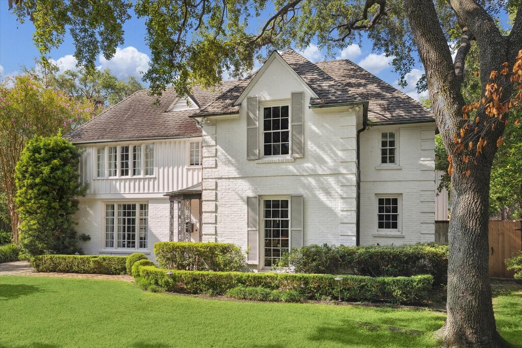 view of front of house with a front lawn