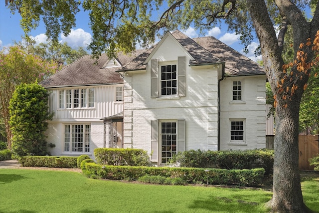 view of front of house with a front lawn