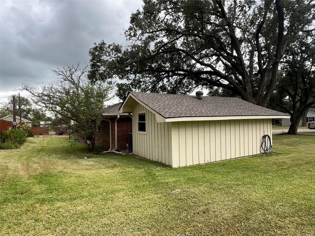 view of outdoor structure with a yard