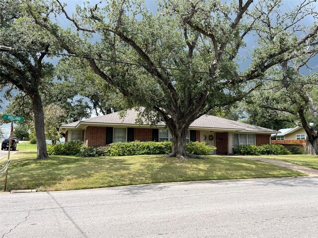 single story home with a front yard