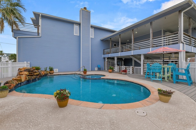 view of swimming pool with an in ground hot tub and a patio area