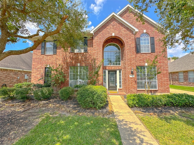 view of front of house featuring a front lawn