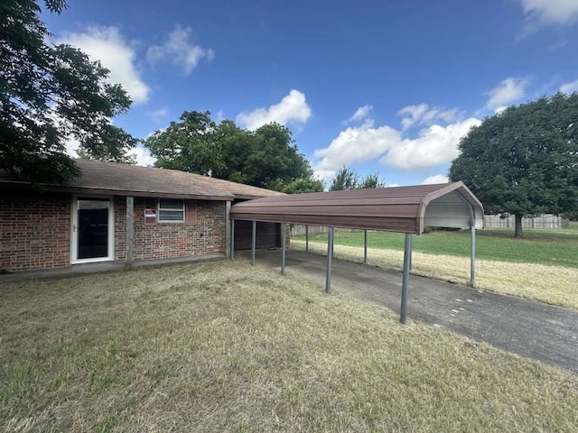 view of front of house with a carport and a front yard