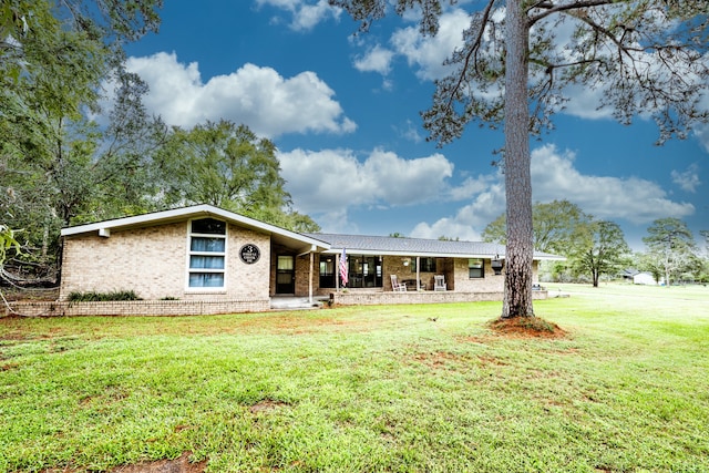 view of front of home featuring a front yard