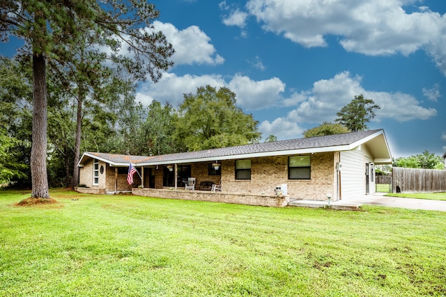 single story home with a front yard