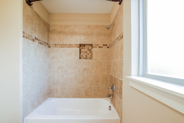 bathroom with tiled shower / bath combo