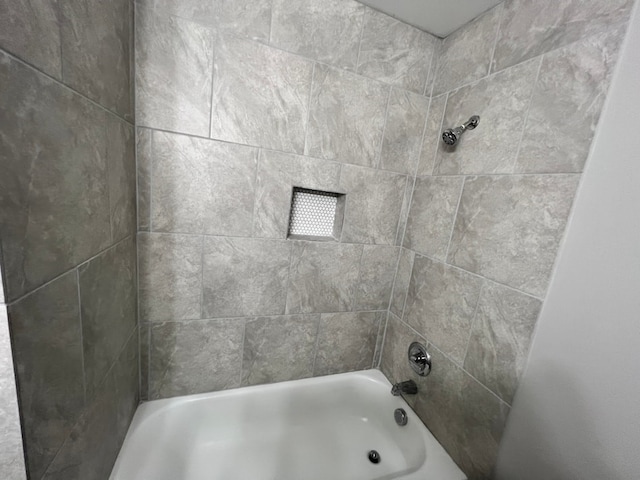 bathroom featuring tiled shower / bath