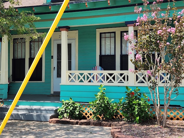 entrance to property featuring covered porch