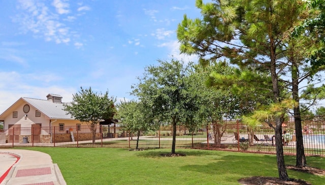 view of property's community featuring a lawn