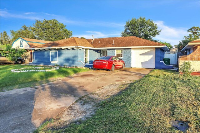 ranch-style house featuring a front yard