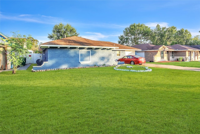 ranch-style house featuring a front lawn