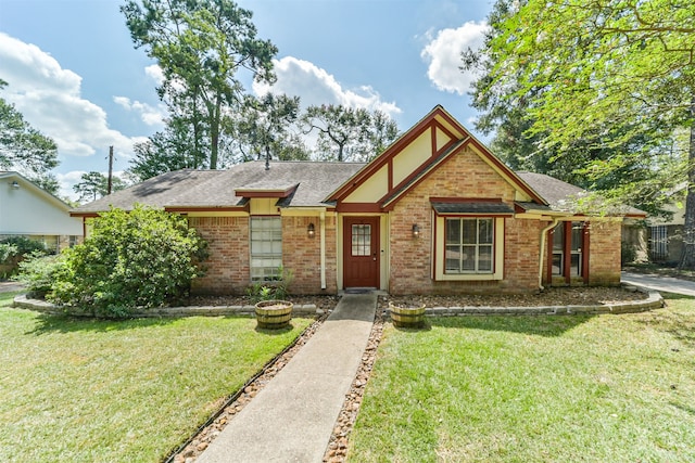 view of front of home featuring a front lawn