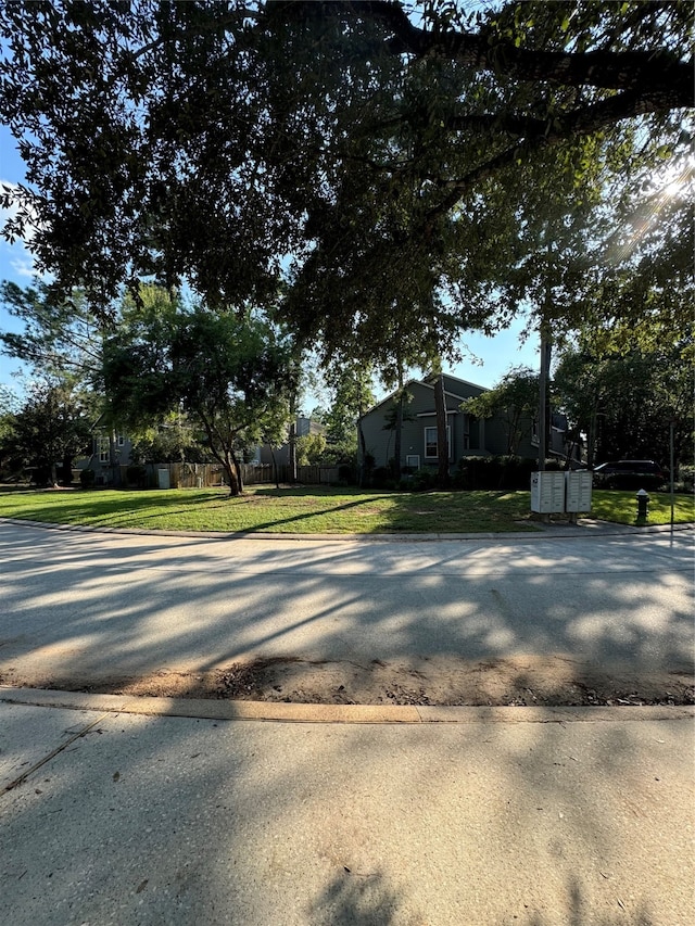 view of front facade featuring a front lawn