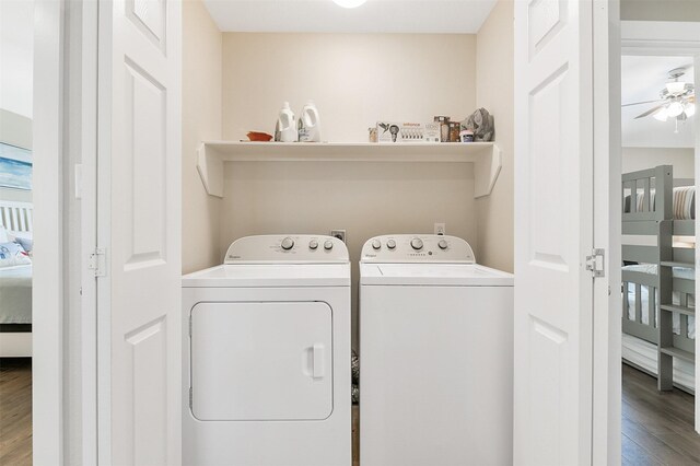 laundry room featuring washing machine and clothes dryer, ceiling fan, and wood-type flooring