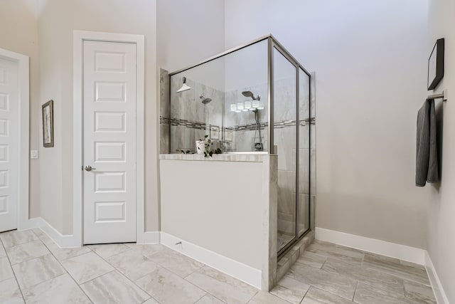 bathroom featuring tiled shower