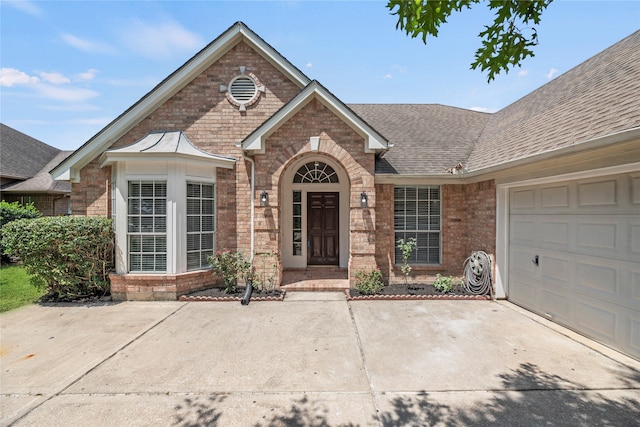 view of front property featuring a garage