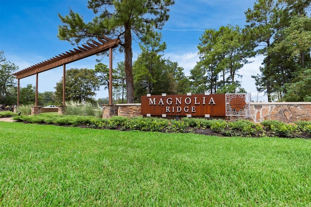 community / neighborhood sign featuring a yard