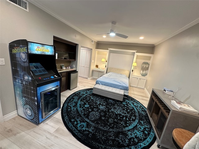 living room featuring ceiling fan, light hardwood / wood-style flooring, and crown molding