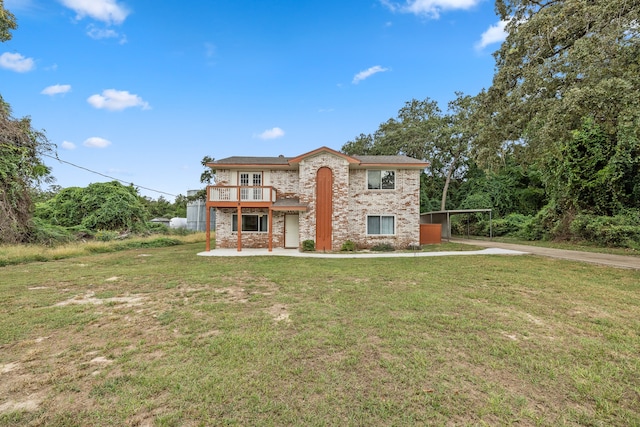 view of front of property featuring a front yard