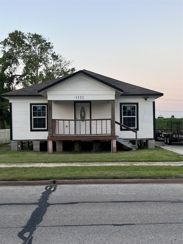 view of front of property featuring a yard