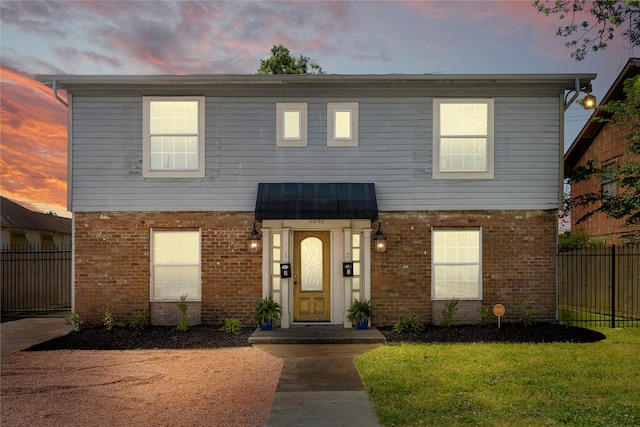 view of front property featuring a yard