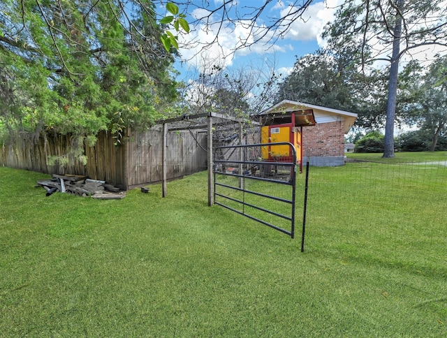 view of yard featuring an outbuilding