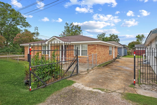 view of front of property featuring a front lawn