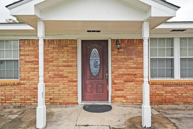 entrance to property featuring covered porch