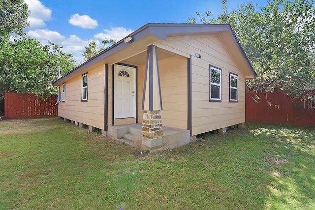 view of front facade featuring a front yard