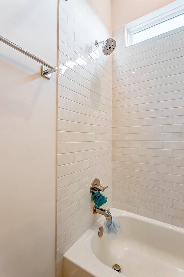 bathroom featuring tiled shower / bath