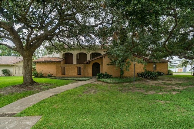 view of front of house featuring a front yard